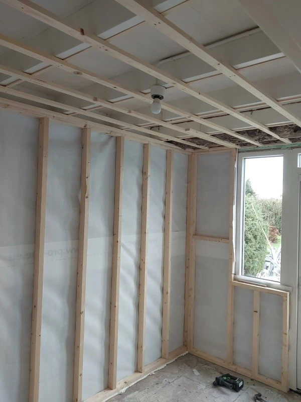 Isoleren wand bijkeuken en vernieuwen plafond.