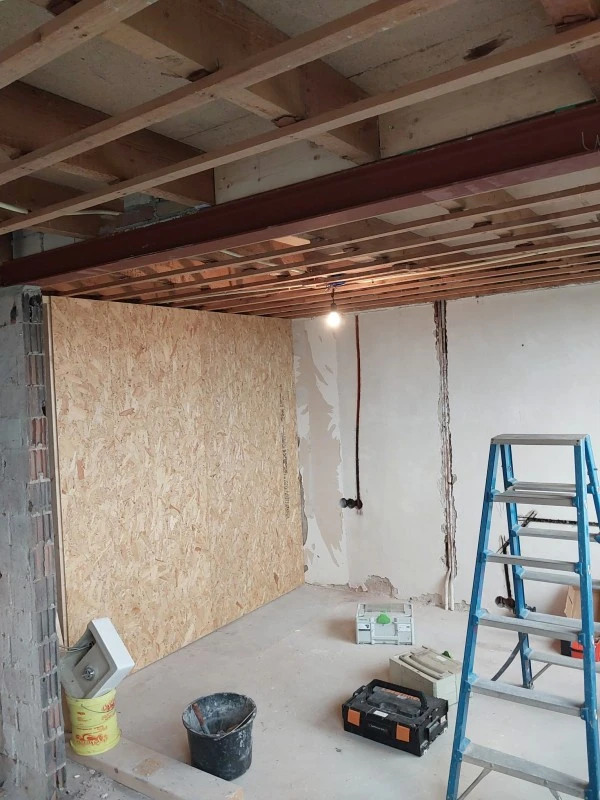 Doorbraak maken in muur en vernieuwen plafond.