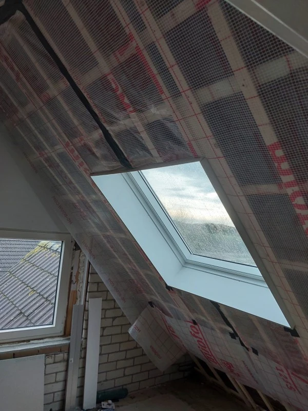 Isoleren dak binnenkant en vernieuwen dakraam.