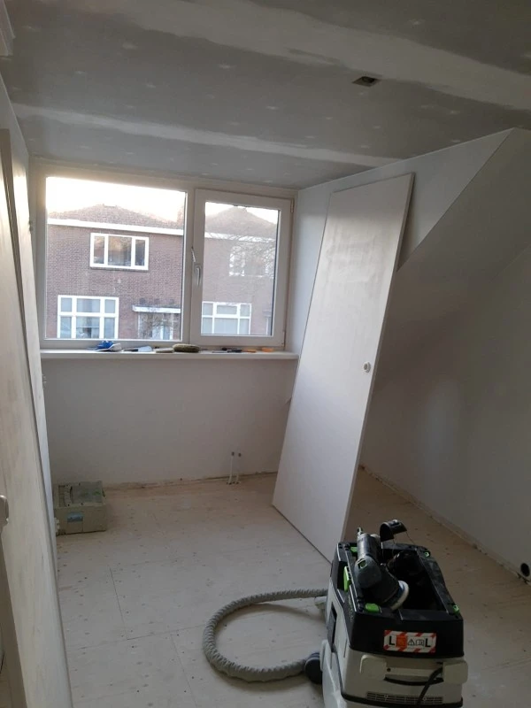 Uitvlakken vloer en vernieuwen wanden en plafonds